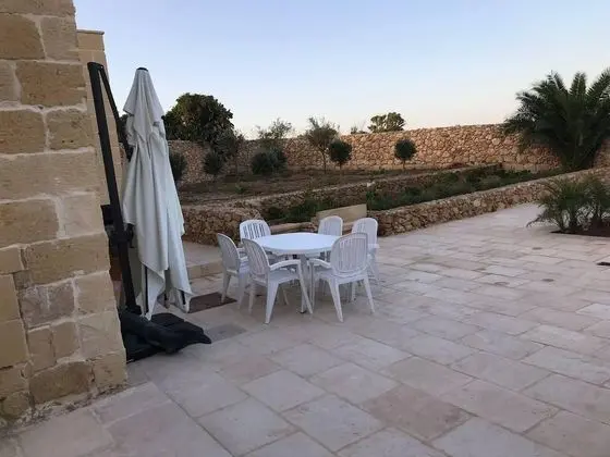 Farmhouse Villa in Gozo With Large Pool & Garden - Dış Mekan