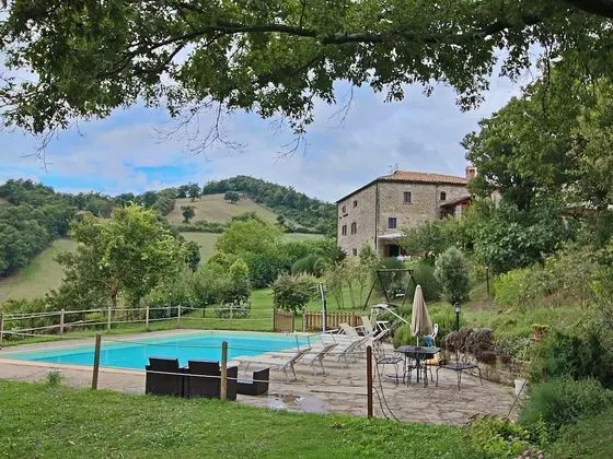 Farmhouse With Pool in the Hills, Beautiful Views, in the Truffle Area