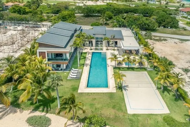 Feel at Home in This Wonderful Villa w Butler Included - Oda