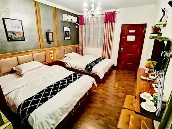 Fenghuang Little Bear Family Guest House - Oda