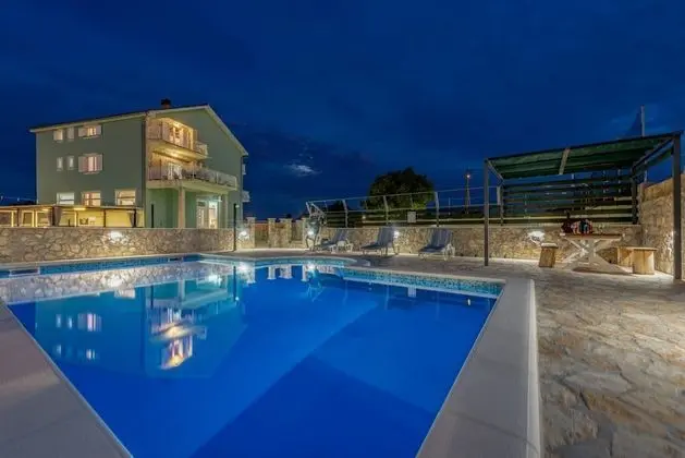 Villa Fenix 14 PAX Salt Water Pool Football Basketballcourt Children s Playground www Zadarvillas com - Oda