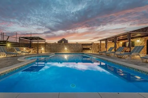 Villa Fenix 14 PAX Salt Water Pool Football Basketballcourt Children s Playground www Zadarvillas com - Oda