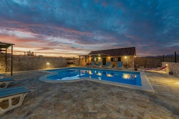 Villa Fenix 14 PAX Salt Water Pool Football Basketballcourt Children s Playground www Zadarvillas com - Oda