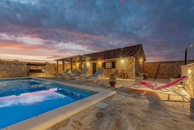 Villa Fenix 14 PAX Salt Water Pool Football Basketballcourt Children s Playground www Zadarvillas com - Oda