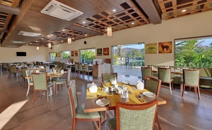 The Fern Sattva Resort - Polo Forest - Yerinde Yemek