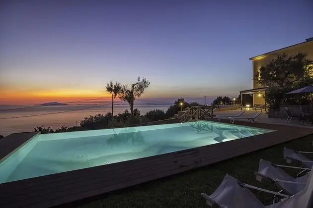 Villa Ferrara With Infinity Pool Sea View Parking and Garden