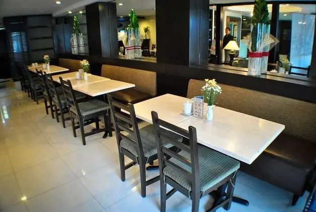 Fersal Hotel Neptune Makati - Yerinde Yemek