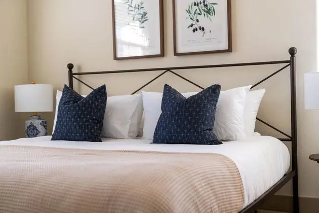 Fiano by Avantstay Centrally Located Haven w/ Stunning Courtyard & Pool Table - İç Mekan
