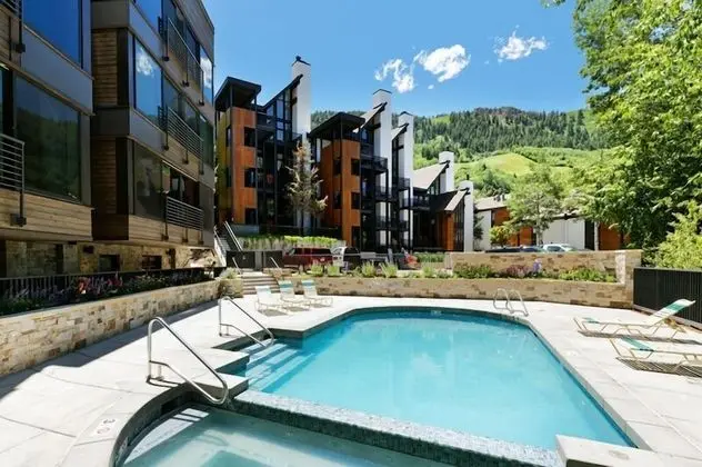 Fifth Avenue Condominiums by Frias - Havuz
