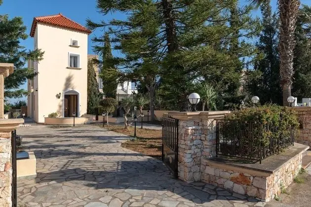 Filoxenia in Blue Crystal Bay Villa