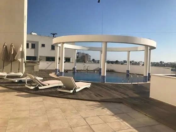 Finikoudes Luxury Apartments - Havuz