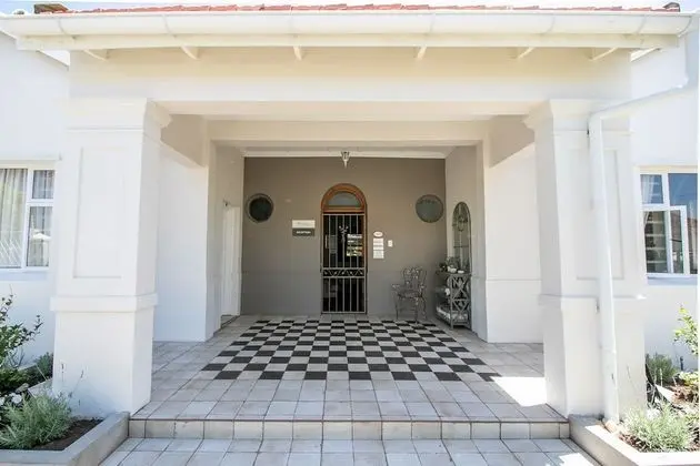 First Avenue Guesthouse - Dış Mekan