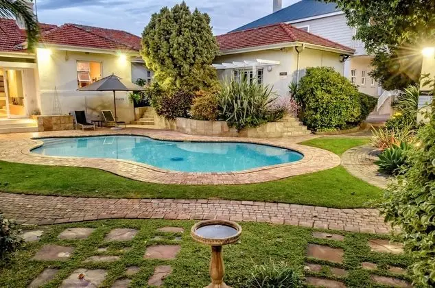 First Avenue Guesthouse - Havuz
