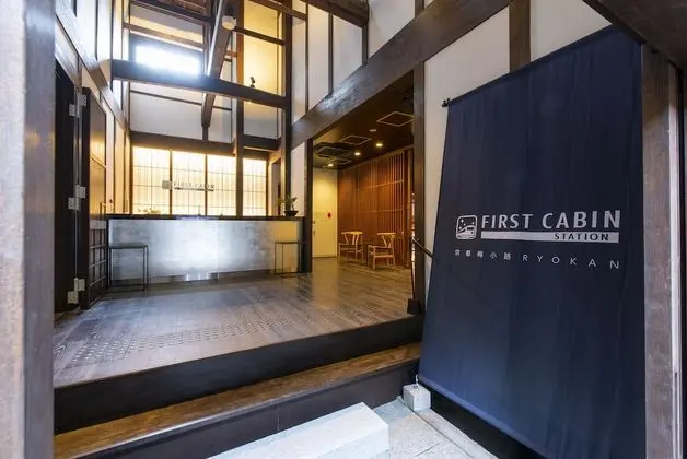 First Cabin Station Kyoto Umekoji Ryokan - Lobi
