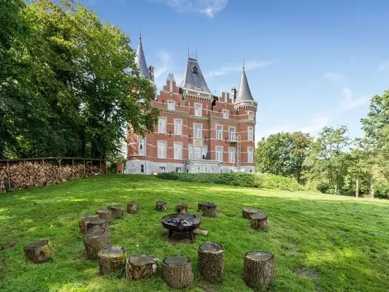 First Floor of a Magnificent Castle With Wellness, Large Park and zip Line - Dış Mekan