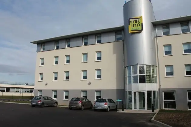 First Inn Hotel Les Ulis - Dış Mekan