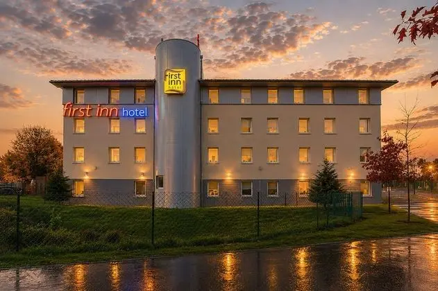 First Inn Hotel Les Ulis - Dış Mekan