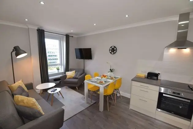 First - Meadowbank House Apartment