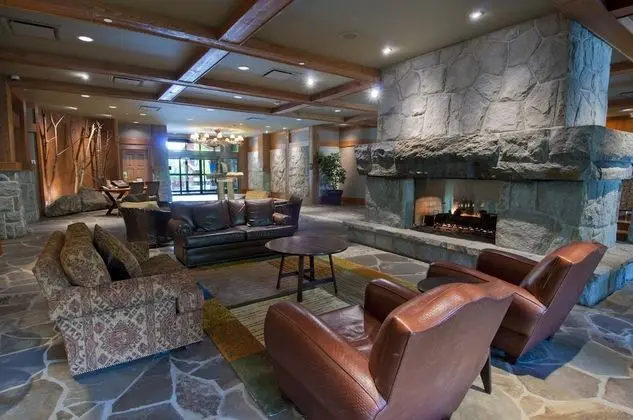First Tracks Lodge - Lobi