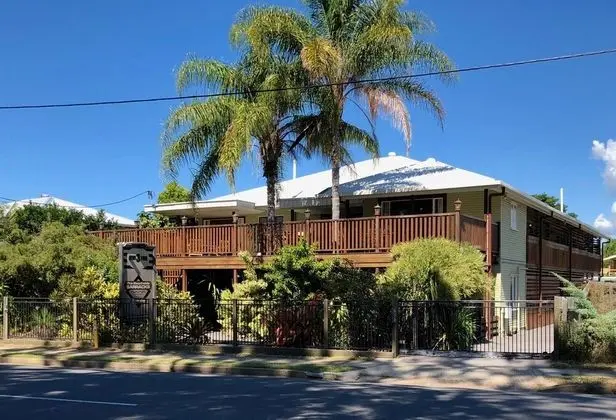 Five 3 Five - The Beachside Barracks - Lobi