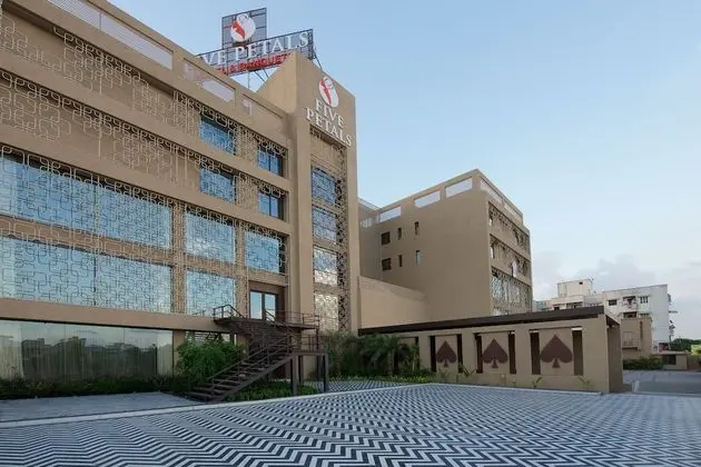 Five Petals Hotel & Banquets - Dış Mekan