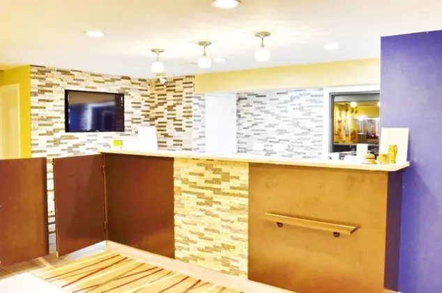 Flagship Inn & Suites - Lobi