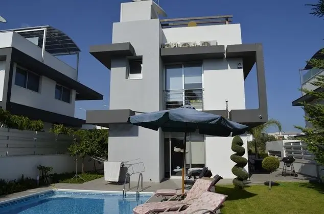 Fleur De Mer Villa in Hi-tech Style - Dış Mekan