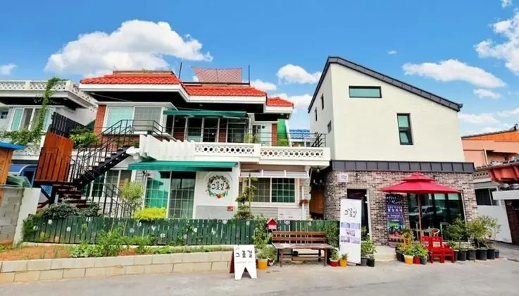 The Flower Road Guesthouse - Hostel - Dış Mekan