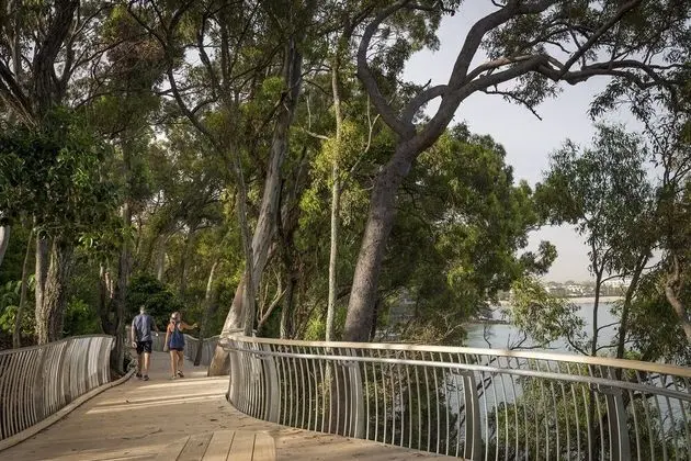 Footsteps to the Heart of Noosa and a View! - İç Mekan