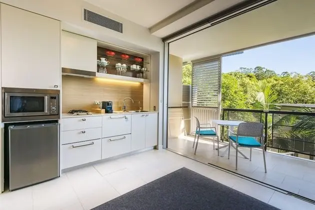 Footsteps to the Heart of Noosa and a View! - İç Mekan