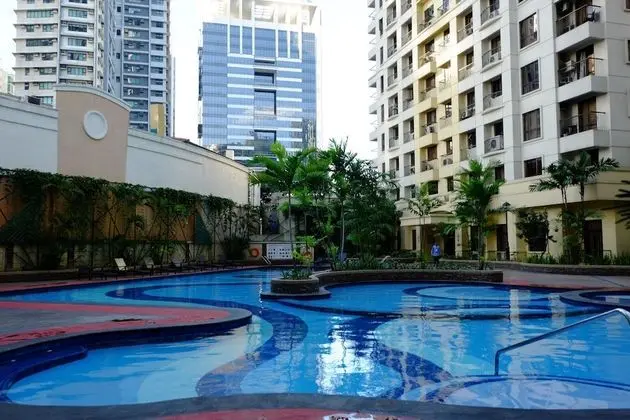 Forbeswood Heights 2BR by Stays PH - Havuz