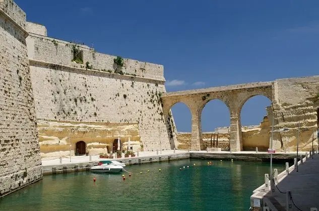 Fort St Angelo Mansions, Harbour Views Apartment - Havuz