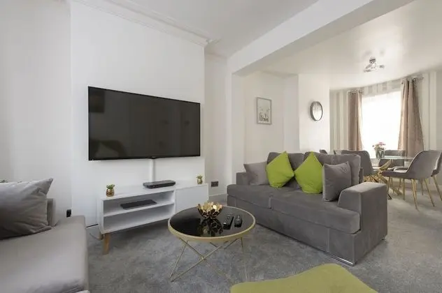 Fortified Three Bedroom Home - İç Mekan