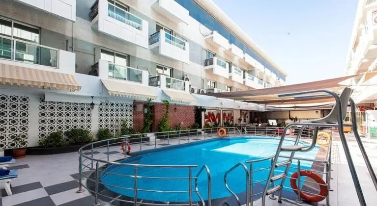 Fortune Karama Hotel - Havuz