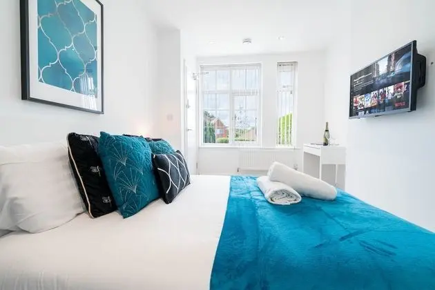 Four Bedroom House With Garden and Parking in West Midlands