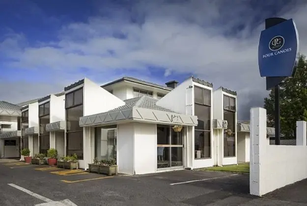 Four Canoes Hotel