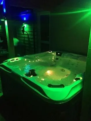Four Corners Holiday Home with Hot Tub & Sauna - Havuz