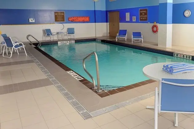 Four Points by Sheraton Cambridge Kitchener - Havuz