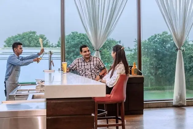 Four Points by Sheraton New Delhi, Airport Highway - Yerinde Yemek