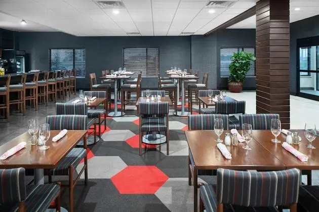Four Points by Sheraton Oklahoma City Airport - Yeme / İçme