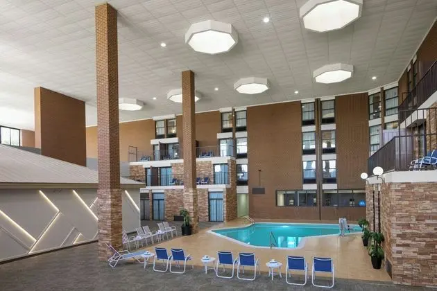 Four Points by Sheraton Richmond Airport - Havuz