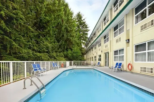 Four Points by Sheraton Surrey Hotel - Havuz