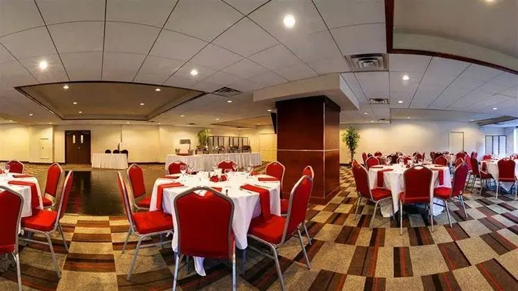 Four Points by Sheraton Victoria Gateway - Yeme / İçme