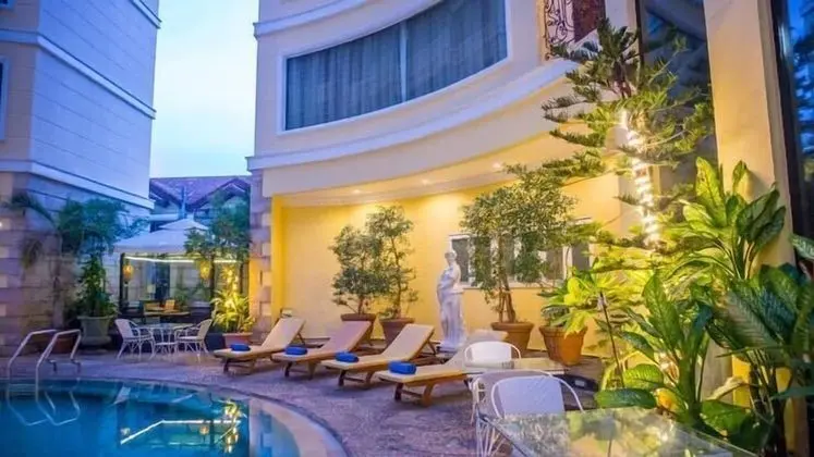 Four Seasons Place - Havuz