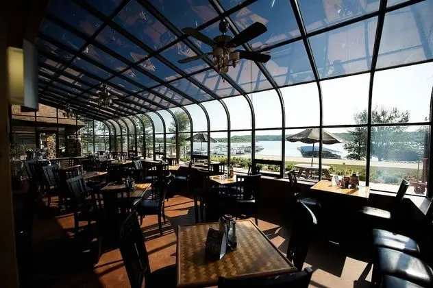 Fourwinds Lakeside Inn & Marina - Yerinde Yemek