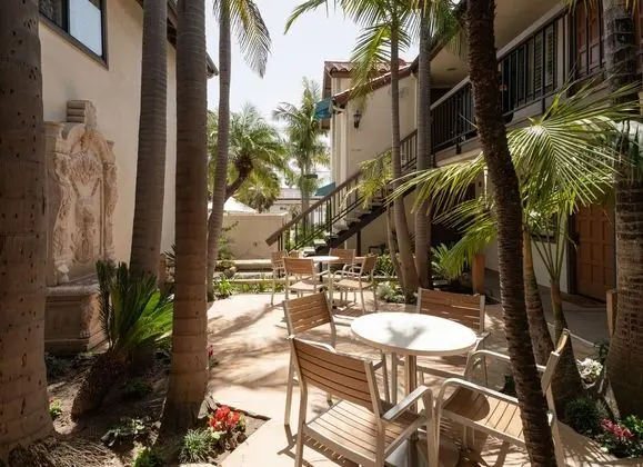 Franciscan Inn & Suites - Dış Mekan