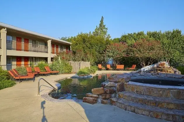 Fredericksburg Inn & Suites - Havuz