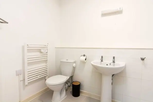 Fremington Court, Coventry - 2 Bedroom Apartment - Banyo Tipleri