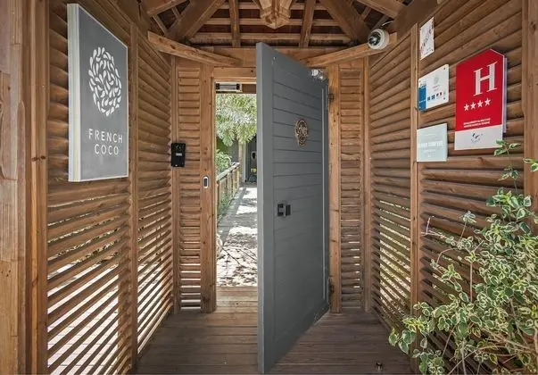 Hotel French Coco - Dış Mekan