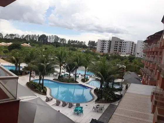 Frente ao Parque da Lagoa Quente, Apto particular com varanda e vista piscinas, com tela de proteção